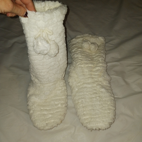 FUZZY Slipper Booties Sz 7-8 - Picture 3 of 5